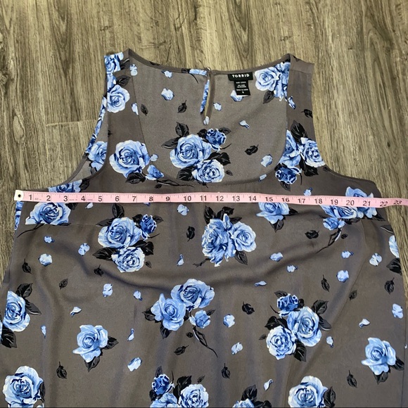 Torrid Floral Grey and Blue Sleeveless Hi- Low Top Size 0X - Picture 14 of 15